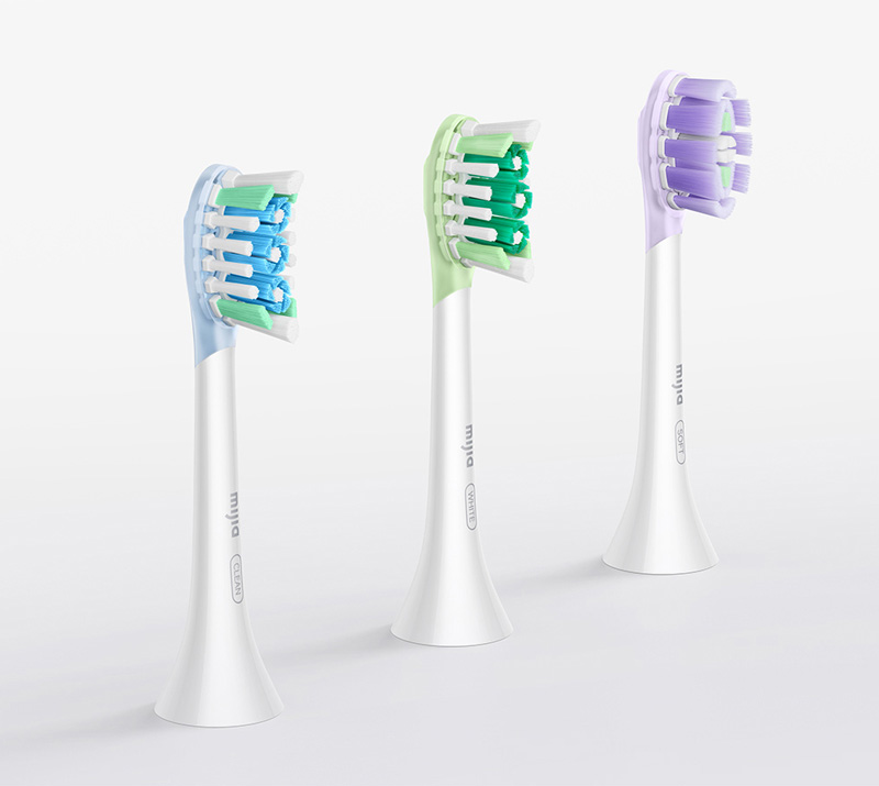Trois types de têtes de brosse : usage quotidien, soin délicat et blanchiment de l'émail.