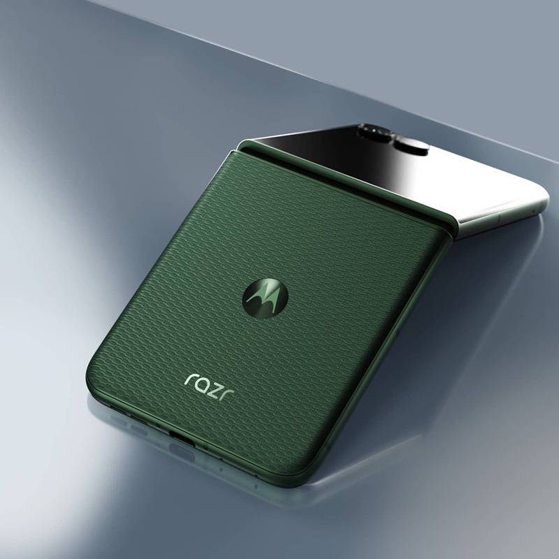 Le Razr 70 Plus adopte le même écran externe 4 pouces que l'Ultra, avec une coque en éco-cuir façon daim.
