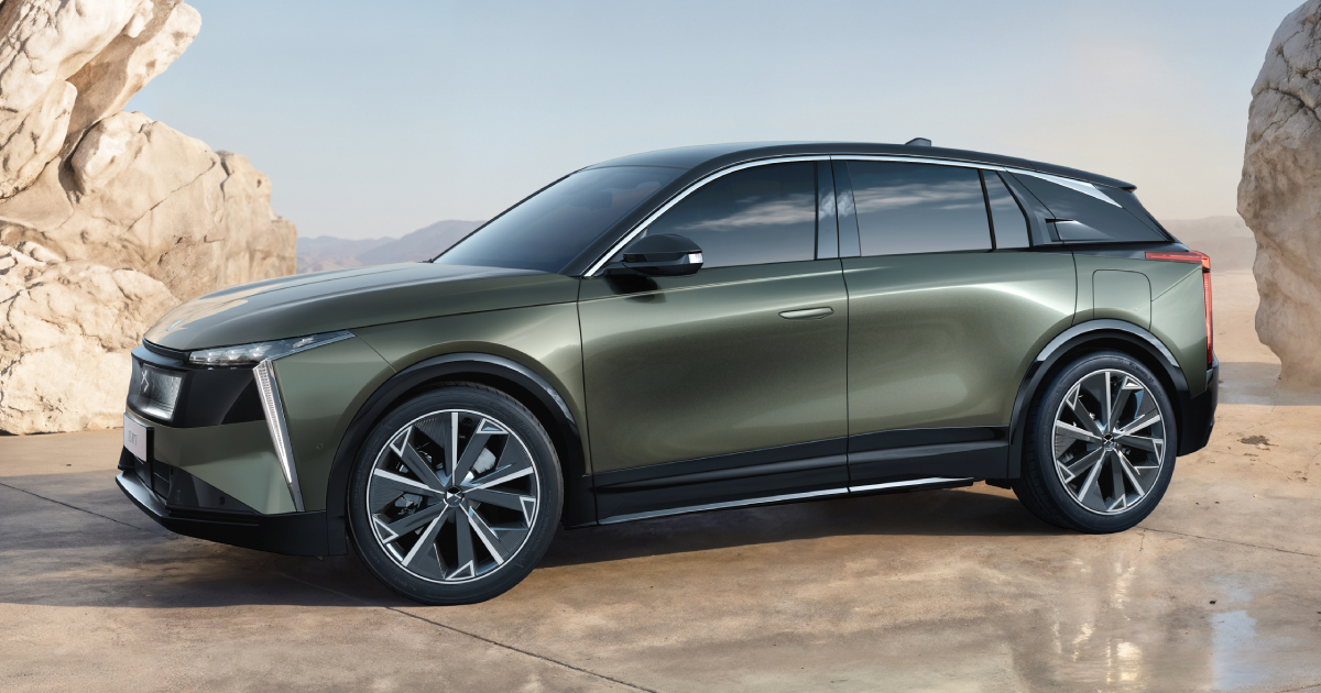 DS N°7 front view in green