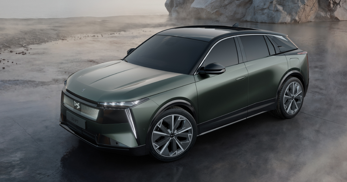 DS N°7 side view in green