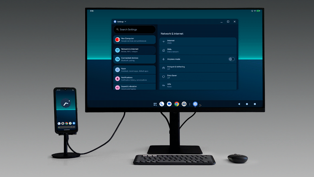 NexPhone подключен к монитору, демонстрируя настольный режим