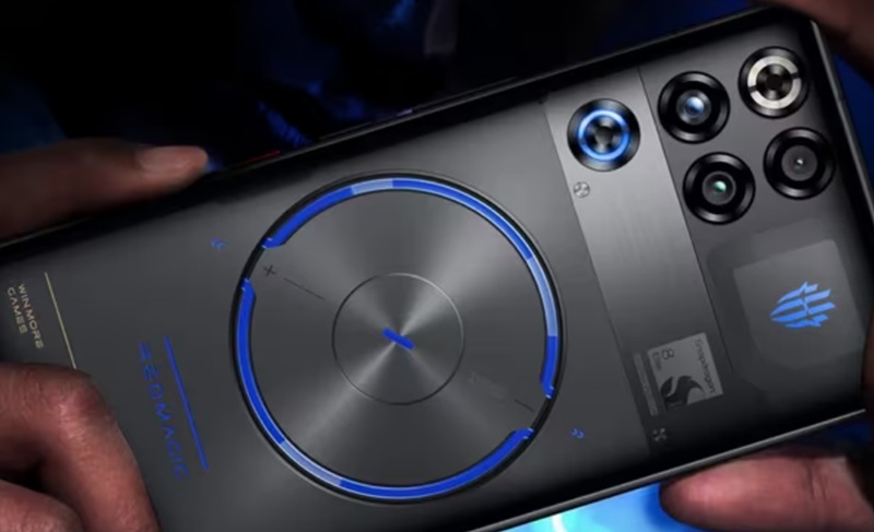 Le Red Magic 11S Pro et son écran OLED 6,85 pouces sans encoche.