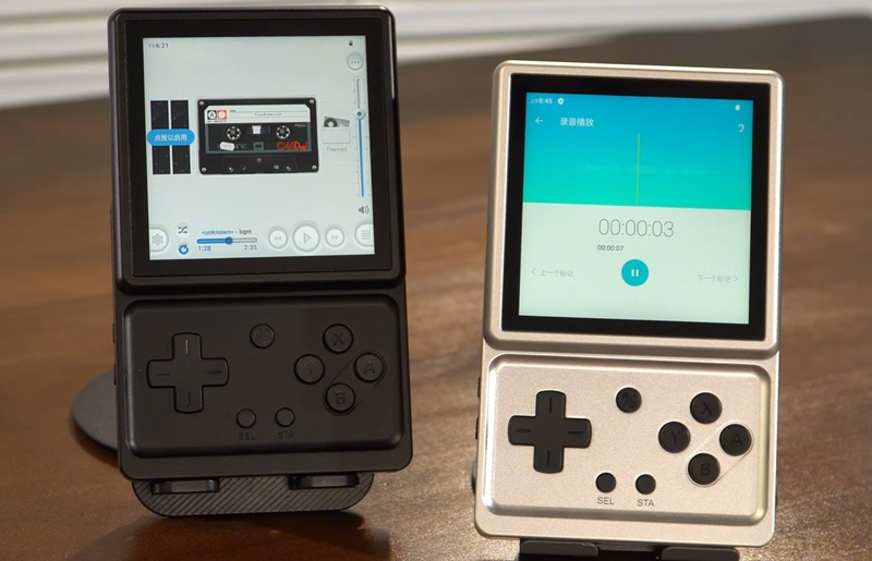 En position fermée, la console peut servir de lecteur musical de poche.