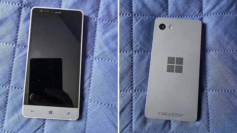 Le prototype attribué au projet Surface Phone de Microsoft, sous Windows Phone 8.1, avec son châssis métallique et ses boutons de navigation physiques.