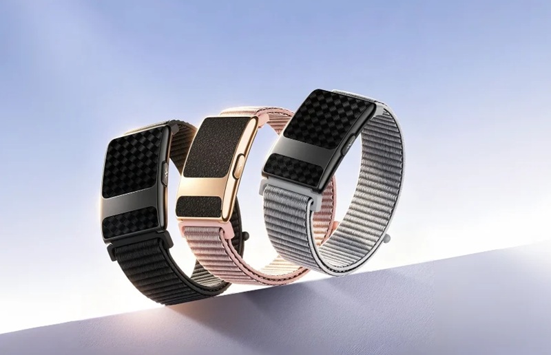 Le Loop Air est disponible en trois coloris : noir, gris et rose, avec bracelets silicone ou tissu.