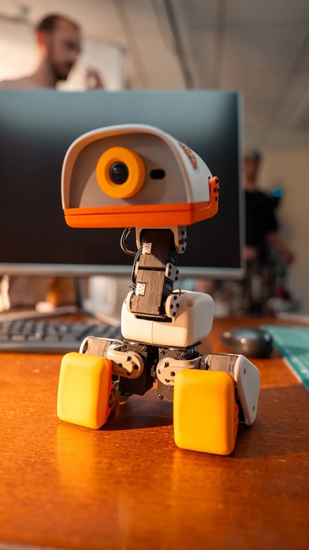 Microduck, le robot bipède open source de Pollen Robotics, mesure 25 cm et pèse moins de 800 grammes.
