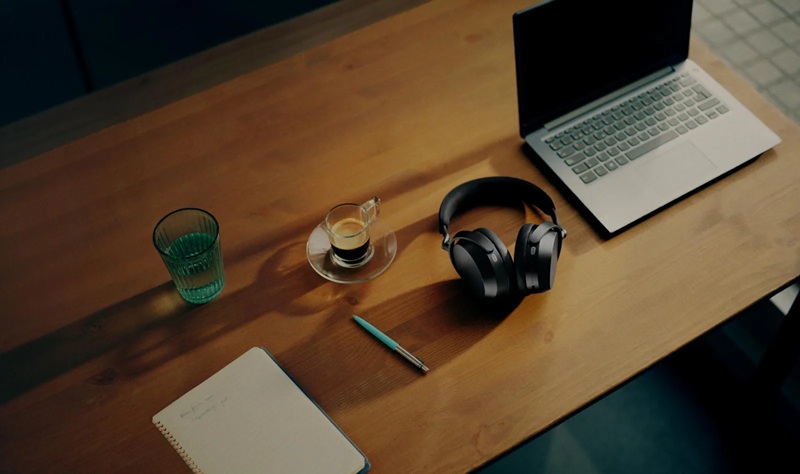 Sennheiser Momentum 5 Wireless in Denim — the user-replaceable 700 mAh battery is accessible with a standard Phillips screwdriver.