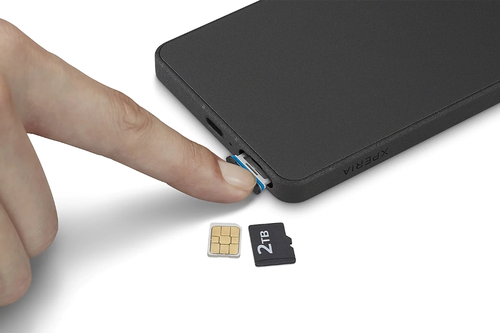 Le Xperia 1 VIII conserve la prise jack 3,5 mm et le slot microSD, des atouts rares sur un flagship en 2026.