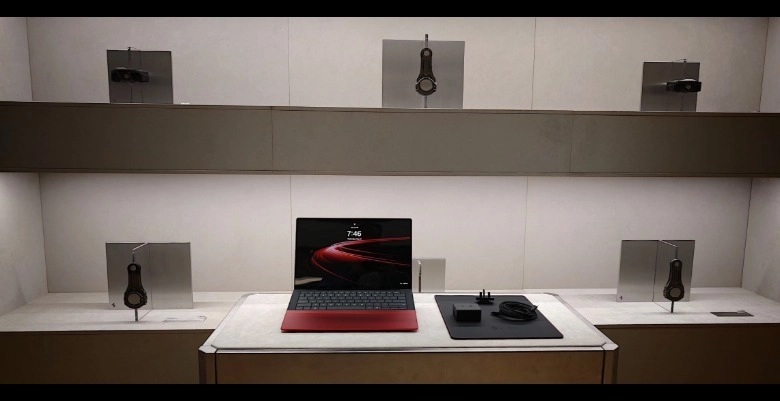 Le HP Scuderia Ferrari AI PC et son étui en cuir Poltrona Frau inclus dans chaque exemplaire.