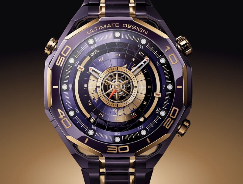 Huawei Watch Ultimate Design Royal Gold на фоне упаковки