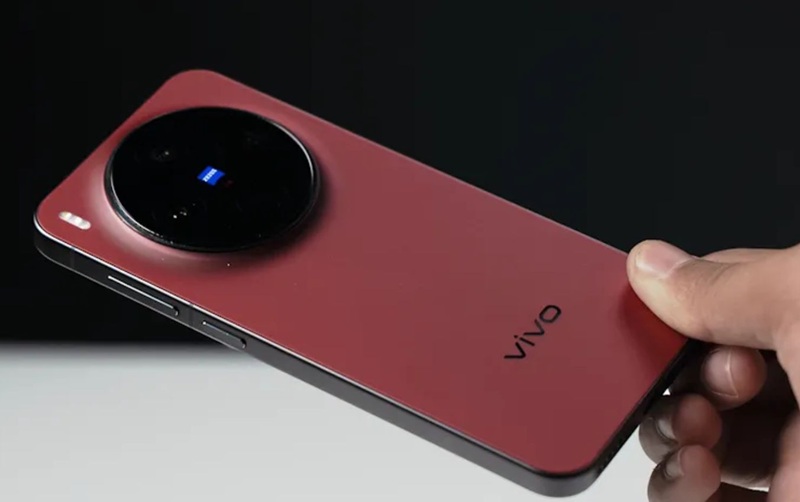 Vivo X300s в красном цвете