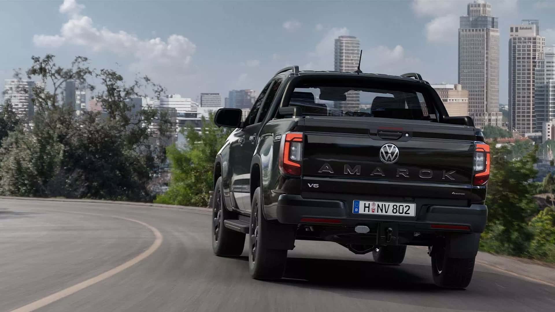 Чорний Volkswagen Amarok Dark Label на дорозі
