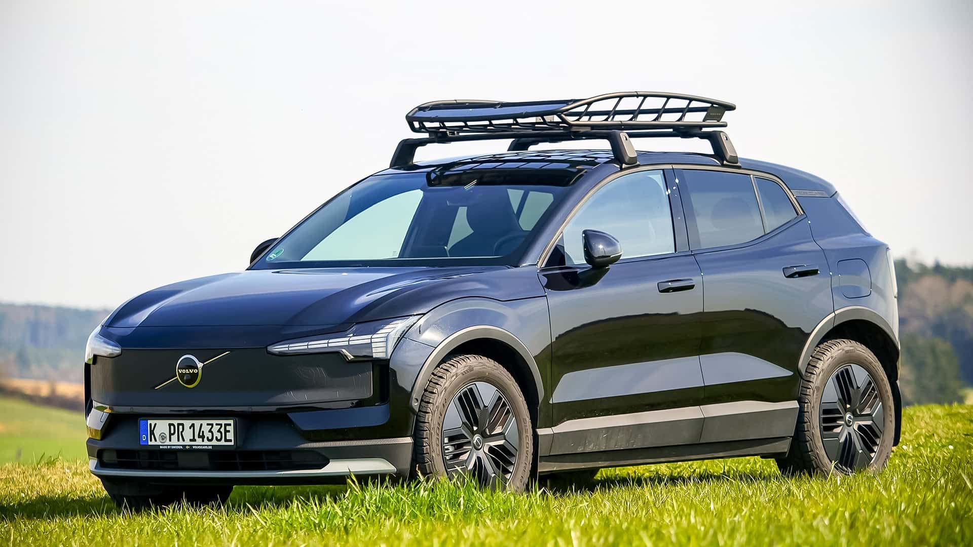 Кросовер Volvo EX30 у версії Cross Country
