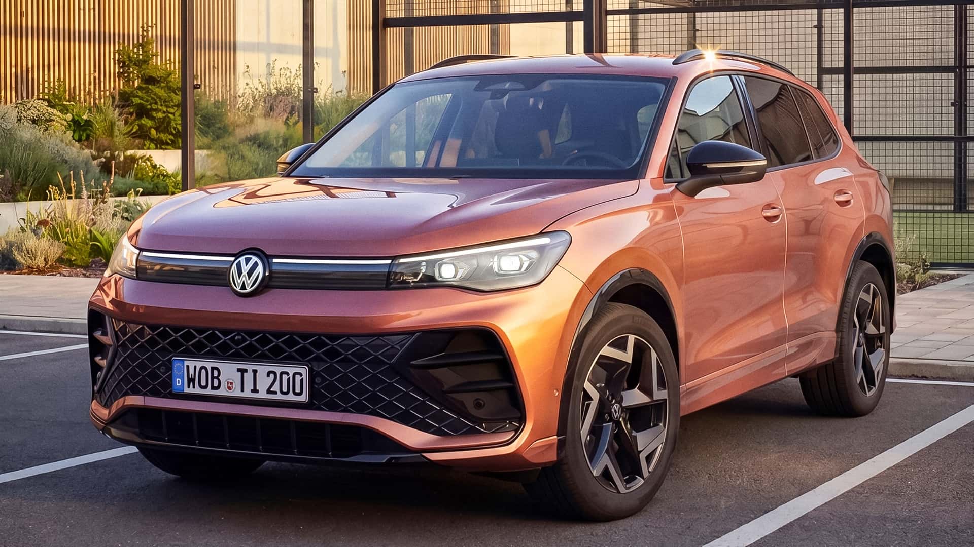 Вид спереду Volkswagen Tiguan Edition 20