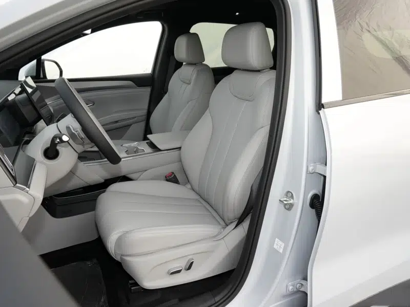 BYD Song Ultra EV вид интерьера с дисплеем