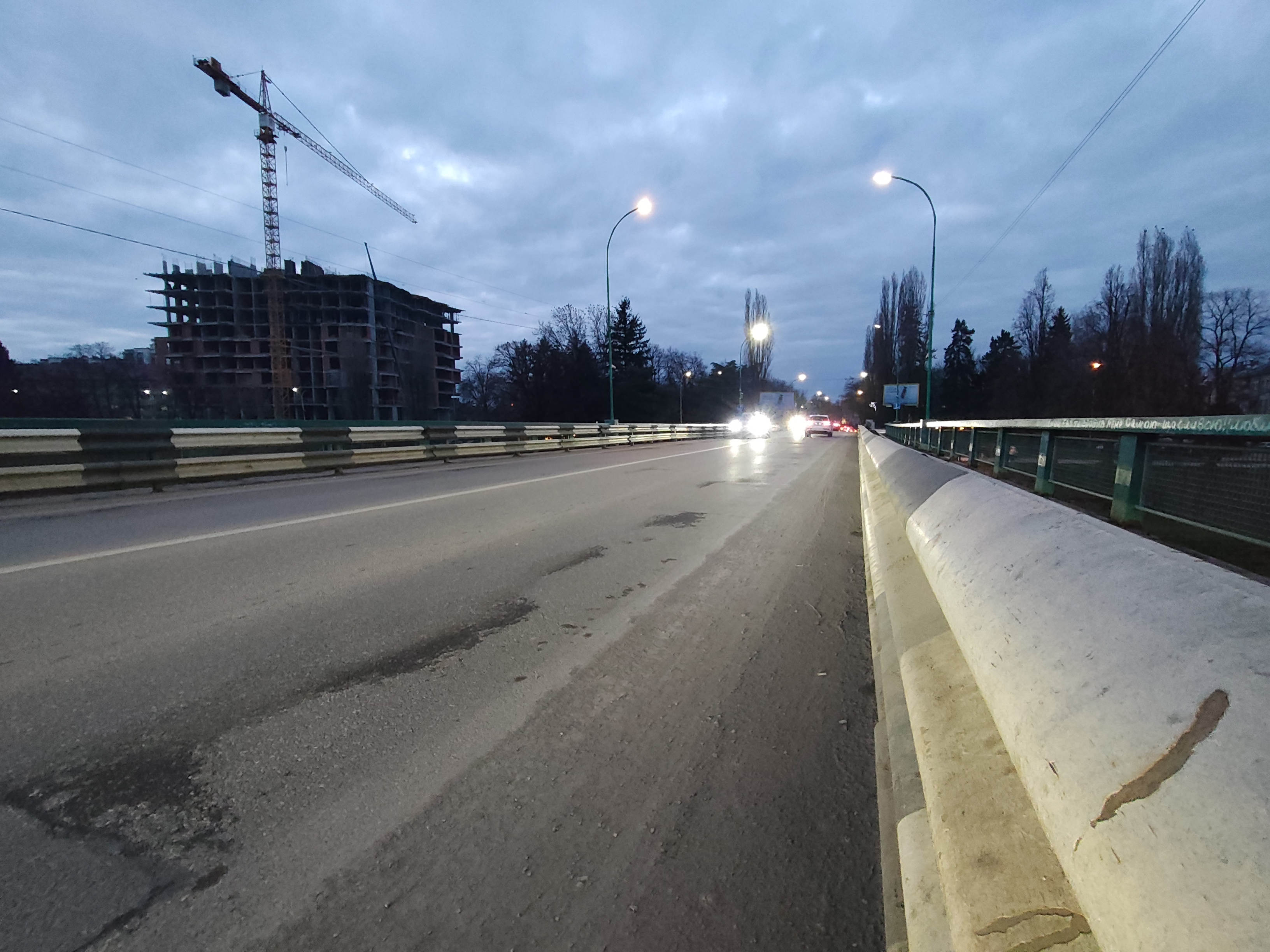 Прогулка по городу ночью, фотография на Redmi Note 15