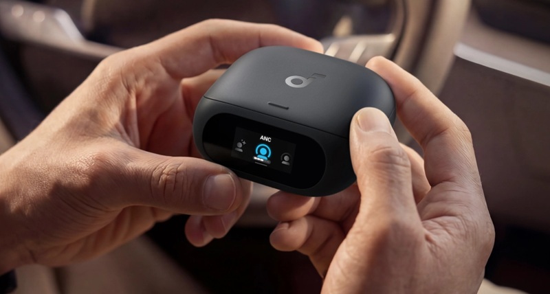 Le boîtier des Liberty 5 Pro avec son écran tactile de 0,76 pouce.
