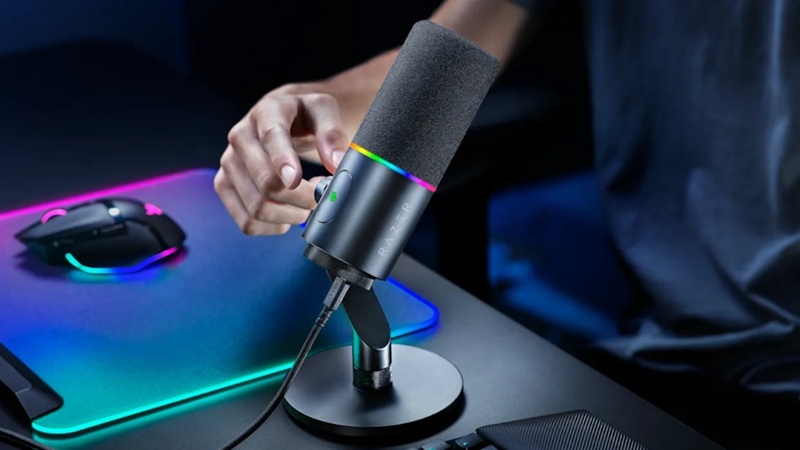 Le capteur Tap-to-Mute et l'anneau Chroma RGB servent d'indicateurs visuels en temps réel pendant les sessions de streaming.